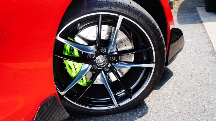 キャリパー塗装施工事例：スープラ　キャリパー塗装COLOR:#1103 Dazzling clearly green　ローター塗装COLOR:#005 Deep coal black　ローター加工Type：C6S4D IMG72_1979_DpiDS2_sub6.jpg