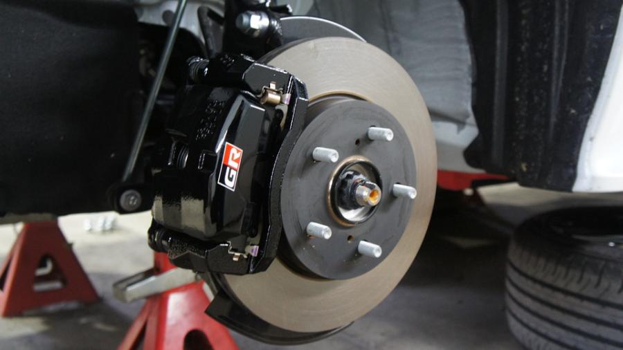 トヨタGRヤリス　キャリパー塗装COLOR:#005 Deep coal black　パット表面同色塗装