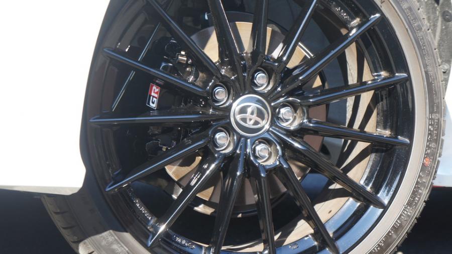 キャリパー塗装施工事例：トヨタGRヤリス　キャリパー塗装COLOR:#005 Deep coal black　パット表面同色塗装 IMG72_2085_zjXgXX_sub3.jpg