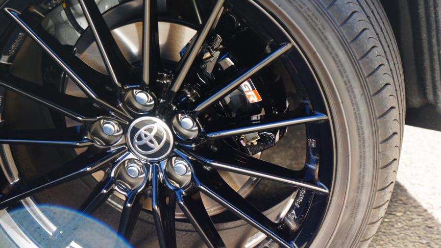 キャリパー塗装施工事例：トヨタGRヤリス　キャリパー塗装COLOR:#005 Deep coal black　パット表面同色塗装 IMG72_2085_zjXgXX_sub6.jpg