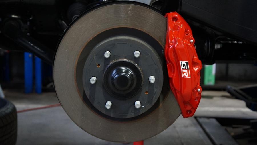 キャリパー塗装施工事例：ランクル300GRスポーツ　キャリパー塗装COLOR:#001 Italian losso solid IMG72_2122_f3GUbX_sub1.jpg