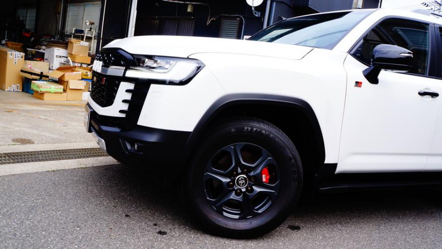 キャリパー塗装施工事例：ランクル300GRスポーツ　キャリパー塗装COLOR:#001 Italian losso solid IMG72_2122_f3GUbX_sub4.jpg