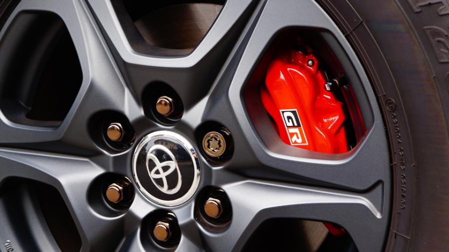 キャリパー塗装施工事例：ランクル300GRスポーツ　キャリパー塗装COLOR:#001 Italian losso solid IMG72_2122_f3GUbX_sub5.jpg