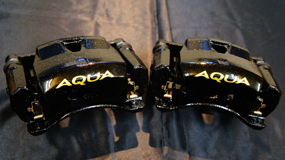 キャリパー塗装施工事例：トヨタ・アクア　キャリパー塗装　COLOR:#009 hyper metallic black IMG72_970_bibRxZ_sub1.jpg