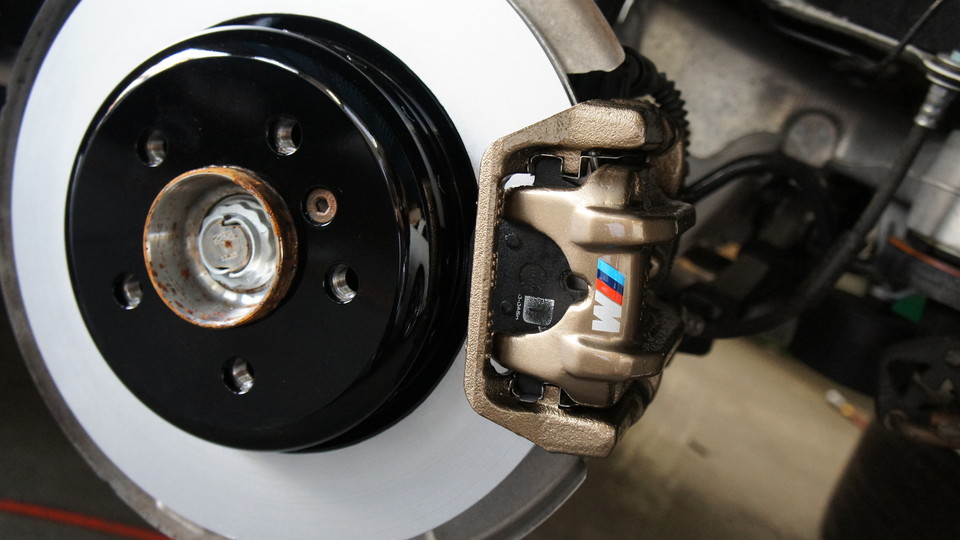 キャリパー塗装施工事例：BMW５シリーズ純正キャリパー塗装　COLOR：＃1107PRATINUM NEW BRONZE PEARL METALLIC＆ローター塗装　COLOR:#005 deep coal black、D=DASHブレーキパット前後装着 IMG74_1085_ARZdVL_sub1.jpg