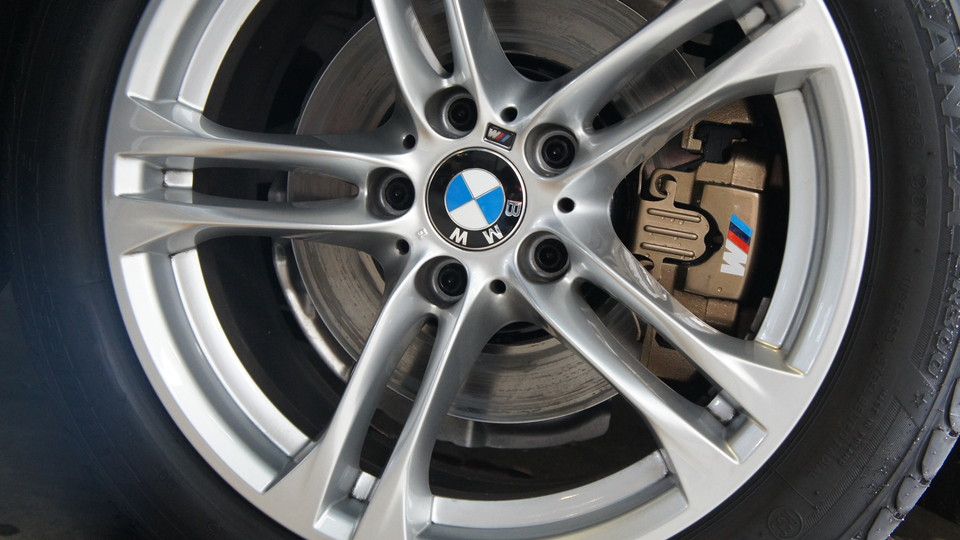 キャリパー塗装施工事例：BMW５シリーズ純正キャリパー塗装　COLOR：＃1107PRATINUM NEW BRONZE PEARL METALLIC＆ローター塗装　COLOR:#005 deep coal black、D=DASHブレーキパット前後装着 IMG74_1085_ARZdVL_sub2.jpg