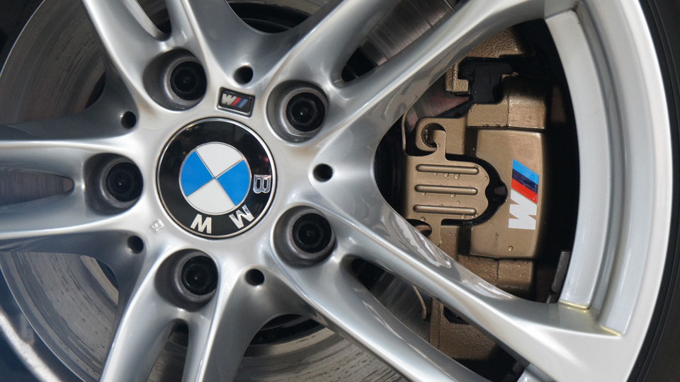 キャリパー塗装施工事例：BMW５シリーズ純正キャリパー塗装　COLOR：＃1107PRATINUM NEW BRONZE PEARL METALLIC＆ローター塗装　COLOR:#005 deep coal black、D=DASHブレーキパット前後装着 IMG74_1085_ARZdVL_sub3.jpg