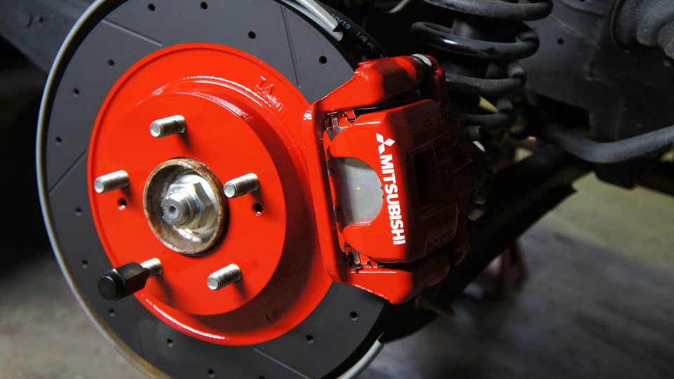 キャリパー塗装施工事例：三菱アウトランダーEV純正キャリパー塗装＆ローター塗装　COLOR：＃001Italian losso solid＆ローター加工Type:SD、D-DASHダストダウンパット一台分装着 IMG74_1151_aN85RT_sub1.jpg