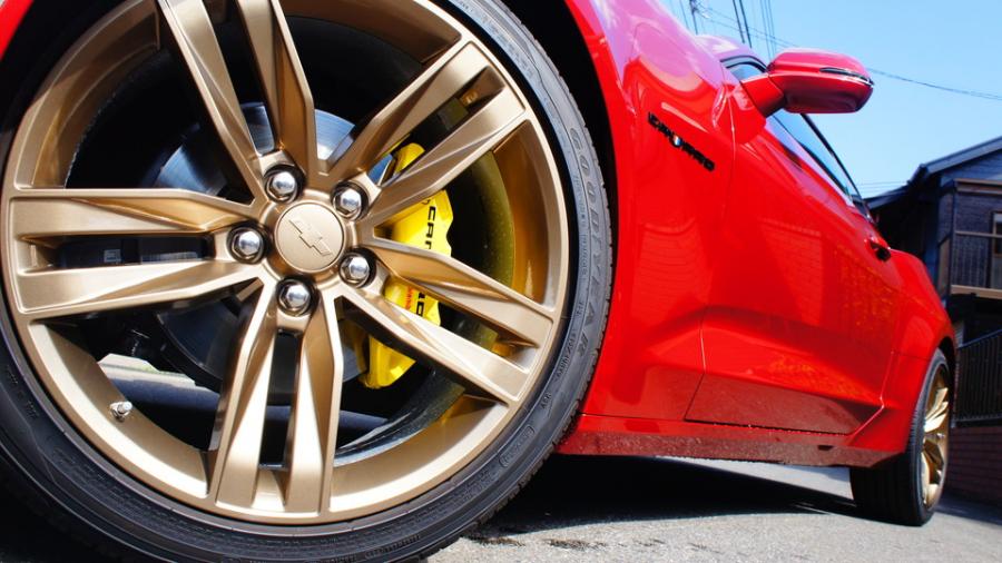 キャリパー塗装施工事例：シボレーカマロ　キャリパー塗装　COLOR:#020 hawaiian passion yellow　ホイール塗装　COLOR:#1107 Platinum new bronze pearl metallic　Rrディフューザーグロスブラック仕上 IMG77_1708_6IDzzv_sub4.jpg