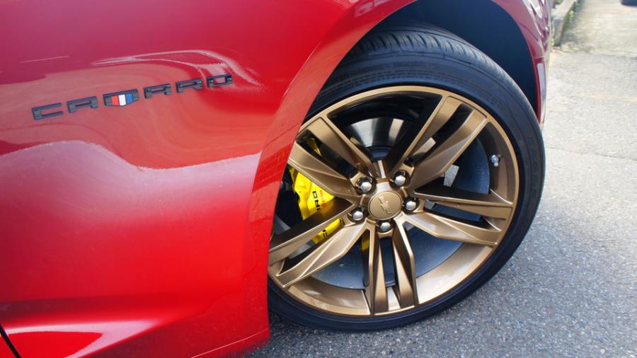 キャリパー塗装施工事例：シボレーカマロ　キャリパー塗装　COLOR:#020 hawaiian passion yellow　ホイール塗装　COLOR:#1107 Platinum new bronze pearl metallic　Rrディフューザーグロスブラック仕上 IMG77_1708_6IDzzv_sub8.jpg