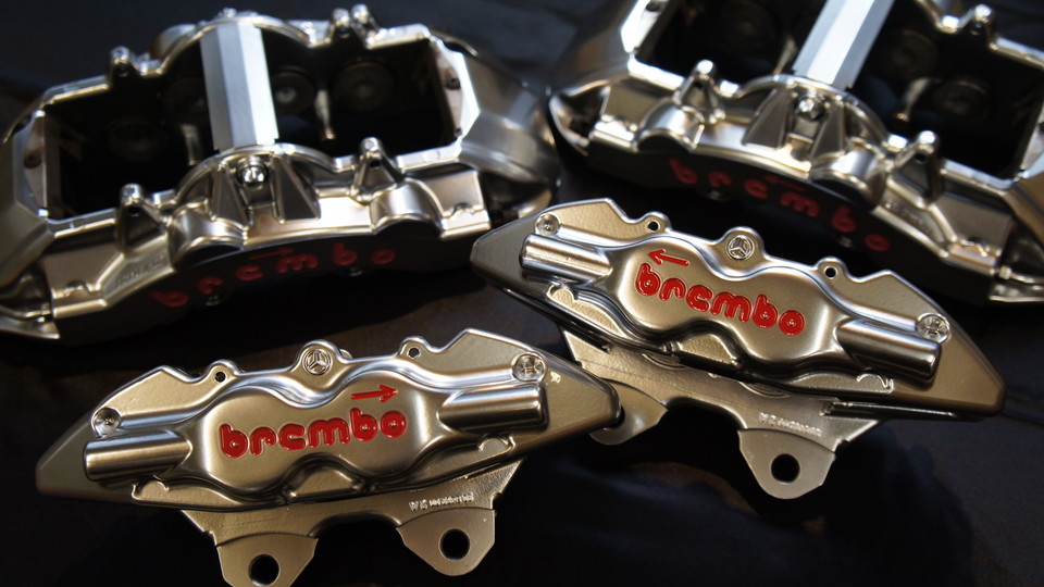 キャリパー塗装施工事例：ブレンボ8POT、4POTキャリパー塗装 COLOR:#055 super shining silver(metal finish) IMG78_907_Q2SfSB_sub1.jpg