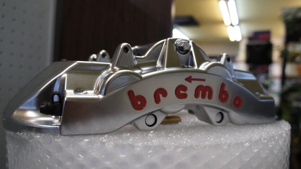 キャリパー塗装施工事例：ブレンボ8POT、4POTキャリパー塗装 COLOR:#055 super shining silver(metal finish) IMG78_907_Q2SfSB_sub2.jpg