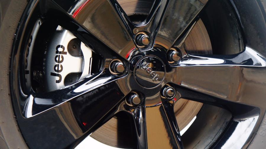 ジープグランドチェロキー　キャリパー塗装　COLOR:#006 Diamonddust silver