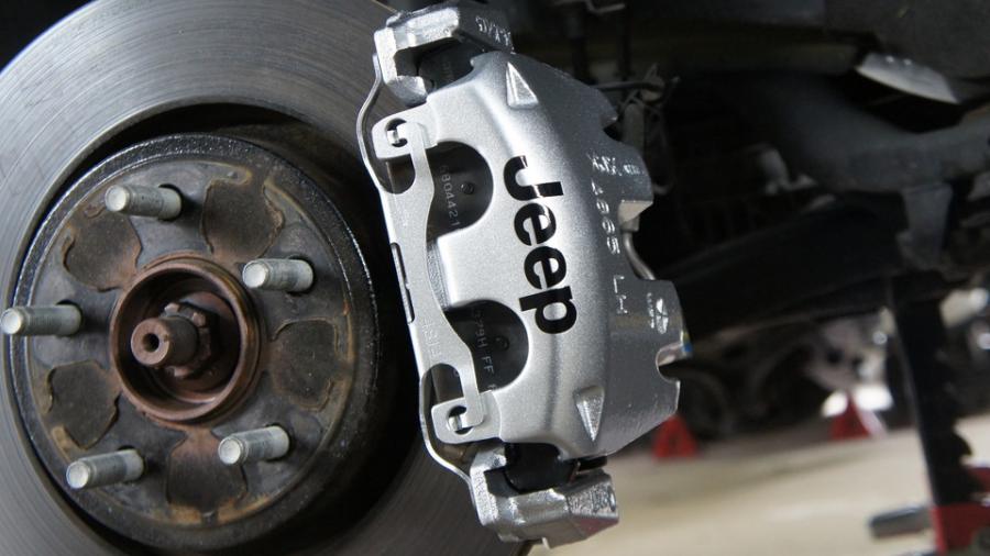 キャリパー塗装施工事例：ジープグランドチェロキー　キャリパー塗装　COLOR:#006 Diamonddust silver IMG79_1671_FTI0eI_sub1.jpg