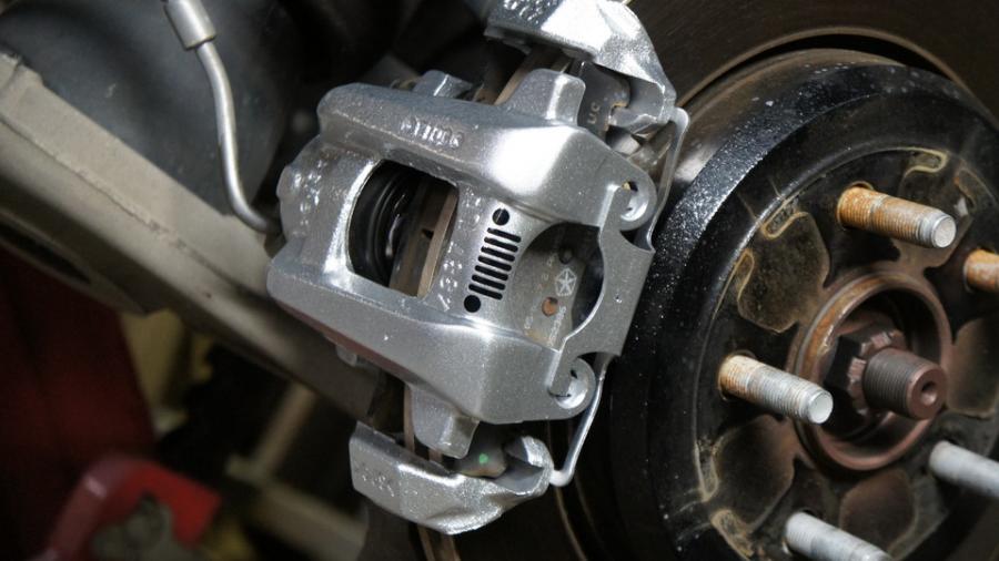 キャリパー塗装施工事例：ジープグランドチェロキー　キャリパー塗装　COLOR:#006 Diamonddust silver IMG79_1671_FTI0eI_sub2.jpg