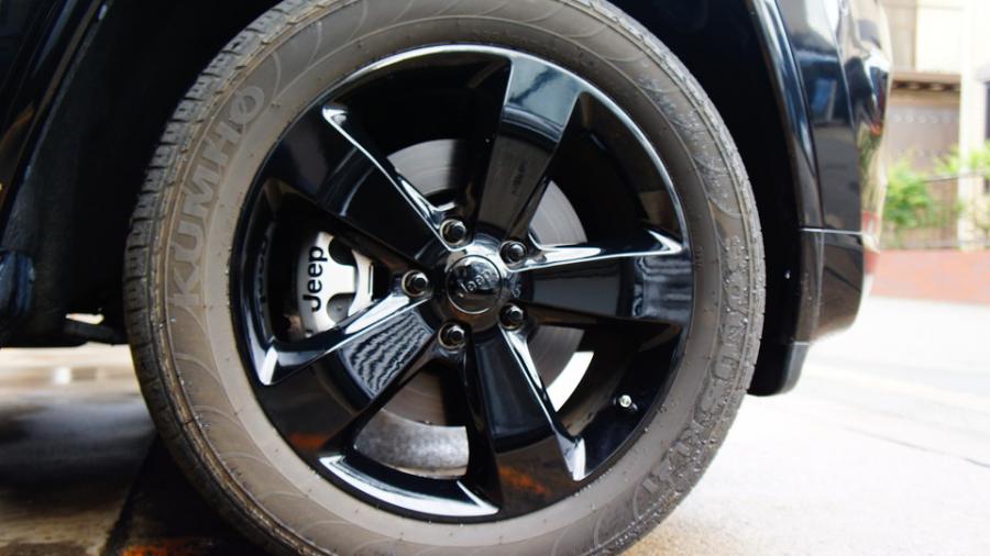 キャリパー塗装施工事例：ジープグランドチェロキー　キャリパー塗装　COLOR:#006 Diamonddust silver IMG79_1671_FTI0eI_sub4.jpg