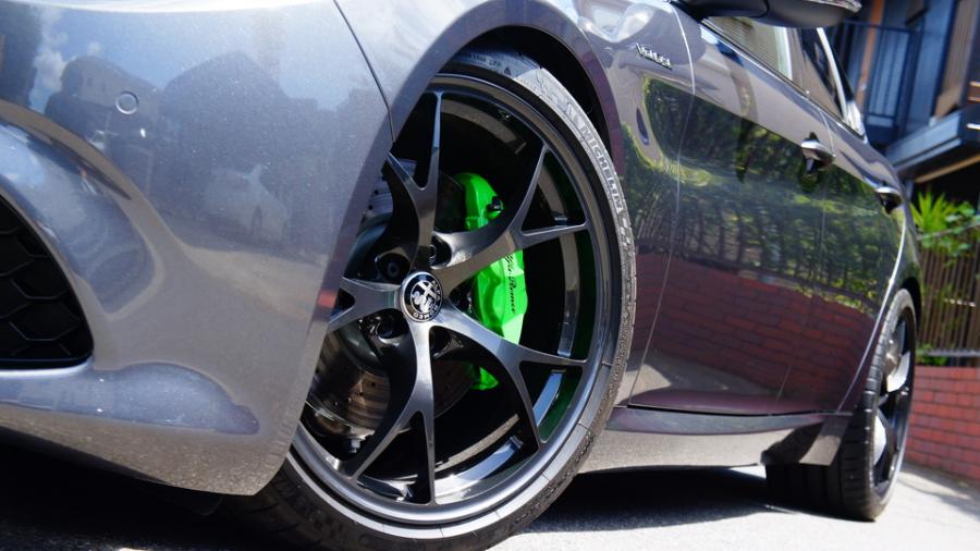 キャリパー塗装施工事例：アルファロメオ　ジュリア　キャリパー塗装　COLOR:#1113 Monster green　ローター加工Type:C6S8Dスリット無し　D-DASHダストダウンパット前後装着 IMG7_1740_C1hHME_sub4.jpg