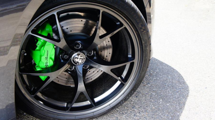 キャリパー塗装施工事例：アルファロメオ　ジュリア　キャリパー塗装　COLOR:#1113 Monster green　ローター加工Type:C6S8Dスリット無し　D-DASHダストダウンパット前後装着 IMG7_1740_C1hHME_sub6.jpg