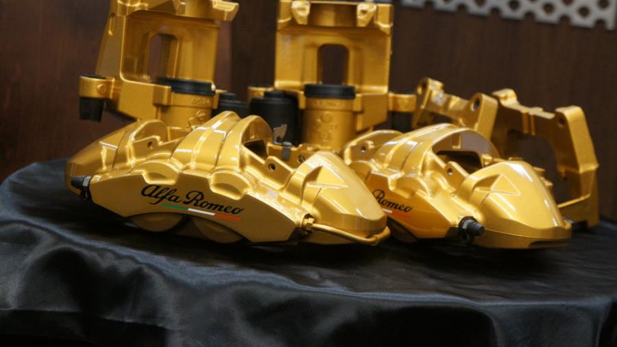 アルファロメオ　キャリパー塗装COLOR:#003 Tokyo midnight gold