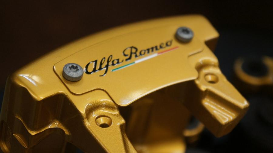 キャリパー塗装施工事例：アルファロメオ　キャリパー塗装COLOR:#003 Tokyo midnight gold IMG7_2051_F5KWhP_sub1.jpg