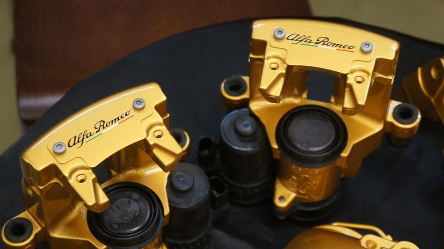 キャリパー塗装施工事例：アルファロメオ　キャリパー塗装COLOR:#003 Tokyo midnight gold IMG7_2051_F5KWhP_sub2.jpg