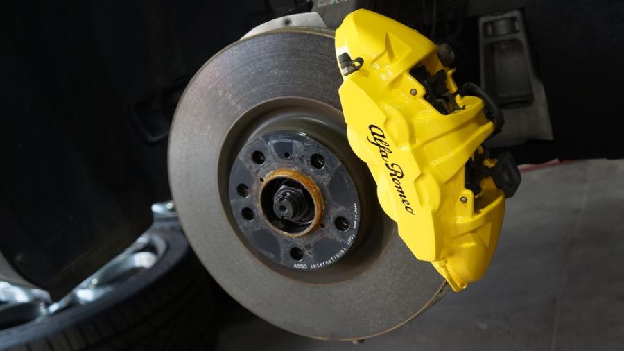 キャリパー塗装施工事例：アルファロメオ　ジュリア　キャリパー塗装COLOR:#002 giallo modena IMG7_2334_Xv7Eei_sub1.jpg