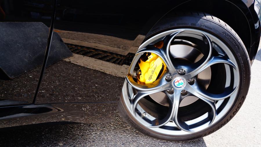 キャリパー塗装施工事例：アルファロメオ　ジュリア　キャリパー塗装COLOR:#002 giallo modena IMG7_2334_Xv7Eei_sub4.jpg