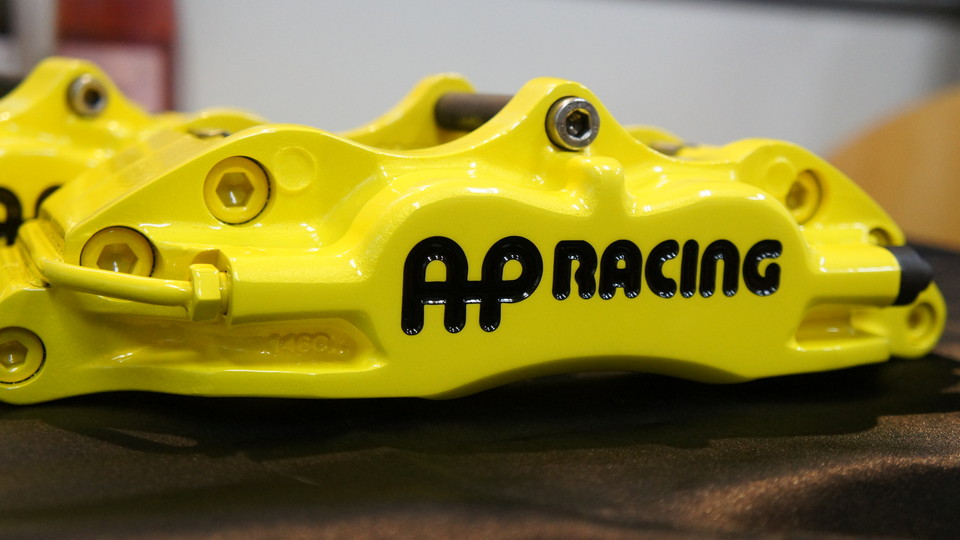 キャリパー塗装施工事例：APRACING４POTキャリパー塗装　カラー：#020 hawaiian passion yellow IMG80_717_XhmyEF_sub1.jpg