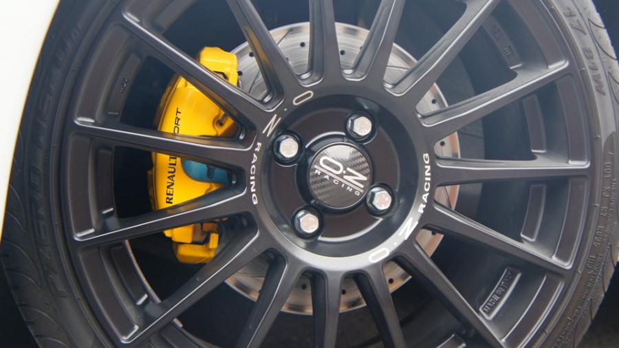 キャリパー塗装施工事例：ルノートゥインゴ　キャリパー塗装　COLOR:#002 giallo modena　ローター加工Type:C6S8D IMG81_1530_KPiMbA_sub2.jpg