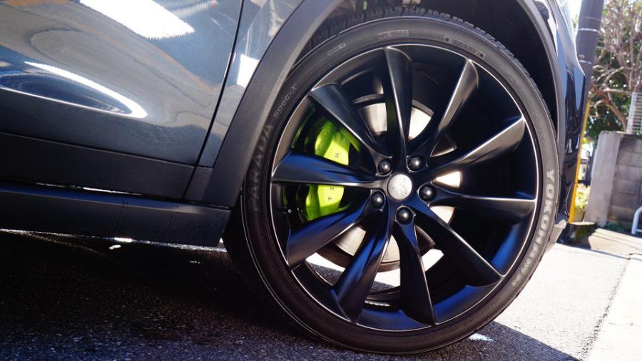 キャリパー塗装施工事例：テスラモデルX　キャリパー塗装COLOR:#1116 Acid green IMG83_2235_1fKWbk_sub8.jpg