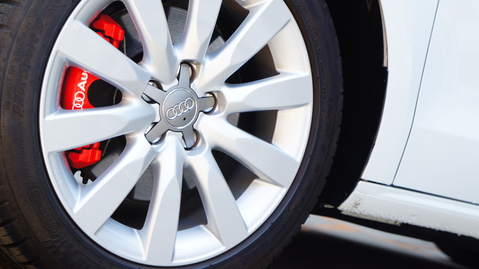 キャリパー塗装施工事例：アウディＡ1純正キャリパー塗装　ＣＯＬＯＲ：＃1112racing red IMG8_1044_pdgjXN_sub9.jpg