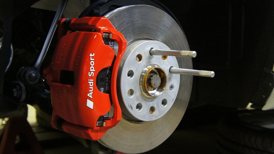 アウディＡ3純正キャリパー塗装　ＣＯＬＯＲ：＃1112racing red