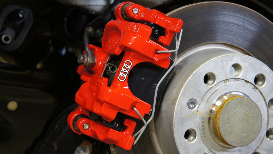 キャリパー塗装施工事例：アウディＡ3純正キャリパー塗装　ＣＯＬＯＲ：＃1112racing red IMG8_1198_0bEt4b_sub1.jpg