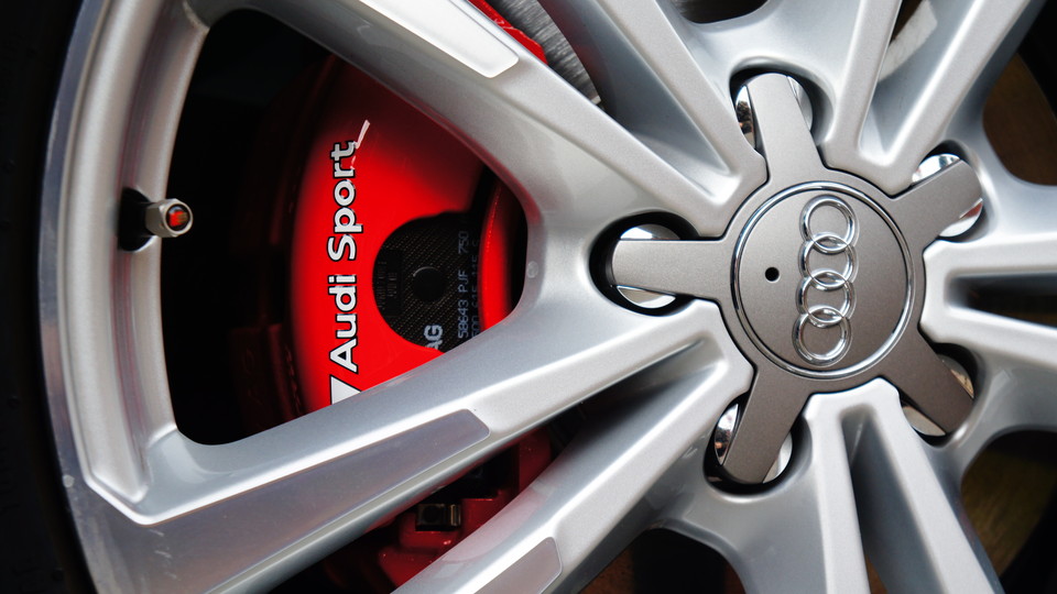 キャリパー塗装施工事例：アウディＡ3純正キャリパー塗装　ＣＯＬＯＲ：＃1112racing red IMG8_1198_0bEt4b_sub4.jpg