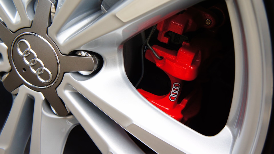 キャリパー塗装施工事例：アウディＡ3純正キャリパー塗装　ＣＯＬＯＲ：＃1112racing red IMG8_1198_0bEt4b_sub8.jpg