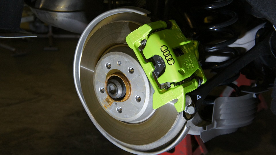 キャリパー塗装施工事例：アウディQ5純正キャリパー塗装　COLOR：#099 honey of pearl green IMG8_1220_O5WnOZ_sub2.jpg