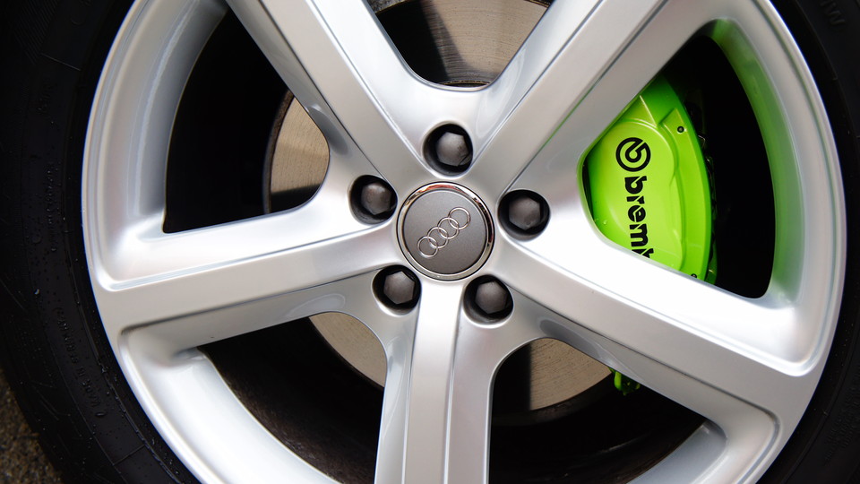 キャリパー塗装施工事例：アウディQ5純正キャリパー塗装　COLOR：#099 honey of pearl green IMG8_1220_O5WnOZ_sub4.jpg