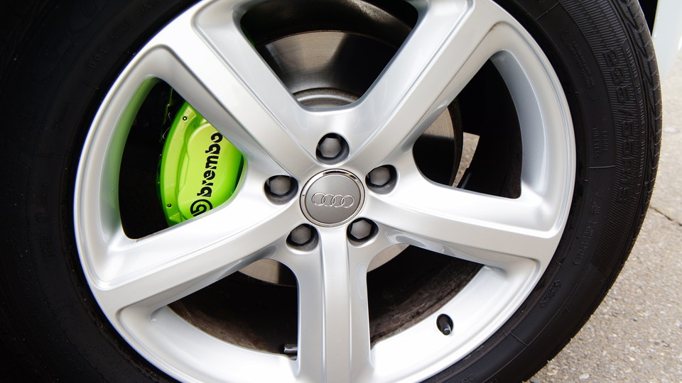 キャリパー塗装施工事例：アウディQ5純正キャリパー塗装　COLOR：#099 honey of pearl green IMG8_1220_O5WnOZ_sub6.jpg