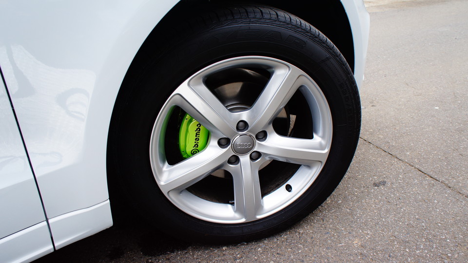 キャリパー塗装施工事例：アウディQ5純正キャリパー塗装　COLOR：#099 honey of pearl green IMG8_1220_O5WnOZ_sub7.jpg