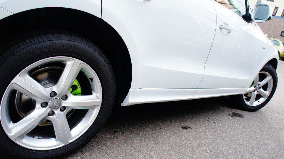 キャリパー塗装施工事例：アウディQ5純正キャリパー塗装　COLOR：#099 honey of pearl green IMG8_1220_O5WnOZ_sub8.jpg