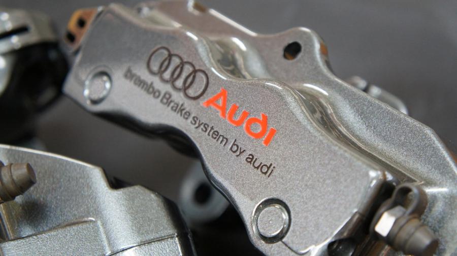 キャリパー塗装施工事例：アウディQ7純正キャリパー塗装　COLOR：ガンメタ系 IMG8_1349_Z2Nxod_sub2.jpg