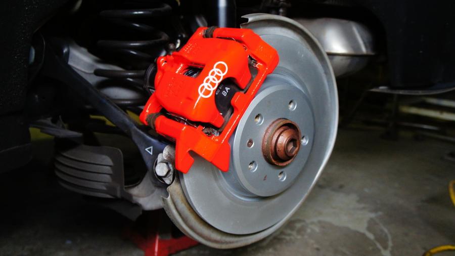 キャリパー塗装施工事例：アウディQ5　キャリパー塗装＆ローター塗装　COLOR：#1112 Racing red＆#052 Premium platinum silver IMG8_1429_lAQlLA_sub2.jpg