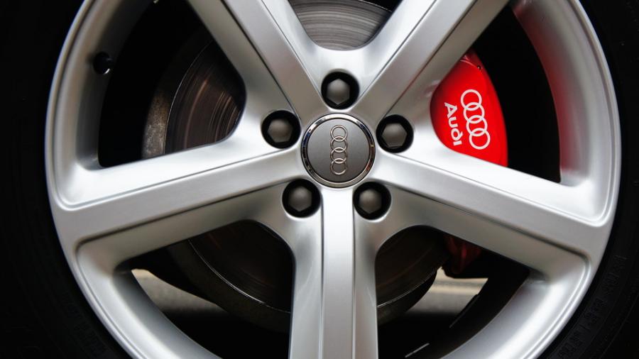 キャリパー塗装施工事例：アウディQ5　キャリパー塗装＆ローター塗装　COLOR：#1112 Racing red＆#052 Premium platinum silver IMG8_1429_lAQlLA_sub3.jpg