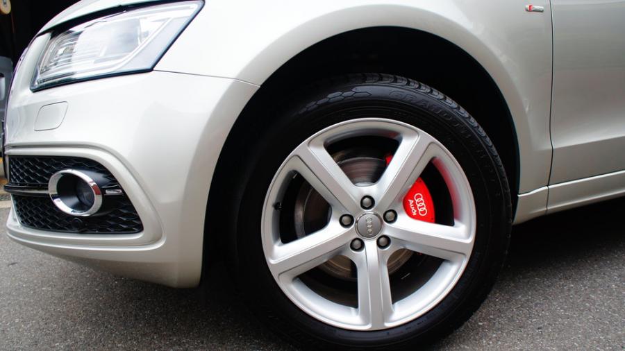 キャリパー塗装施工事例：アウディQ5　キャリパー塗装＆ローター塗装　COLOR：#1112 Racing red＆#052 Premium platinum silver IMG8_1429_lAQlLA_sub4.jpg