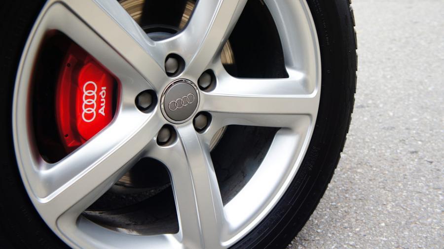 キャリパー塗装施工事例：アウディQ5　キャリパー塗装＆ローター塗装　COLOR：#1112 Racing red＆#052 Premium platinum silver IMG8_1429_lAQlLA_sub6.jpg