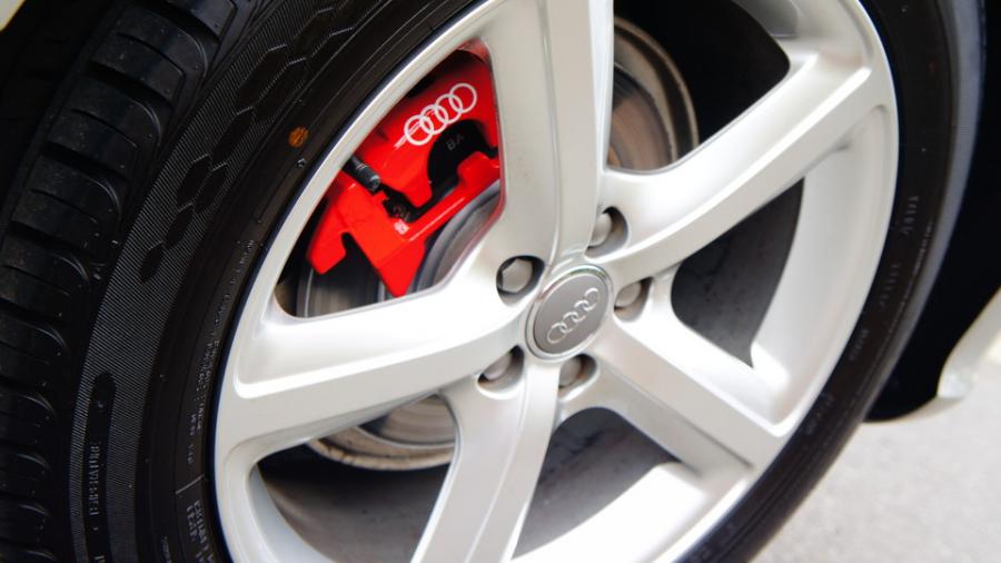 キャリパー塗装施工事例：アウディQ5　キャリパー塗装＆ローター塗装　COLOR：#1112 Racing red＆#052 Premium platinum silver IMG8_1429_lAQlLA_sub7.jpg