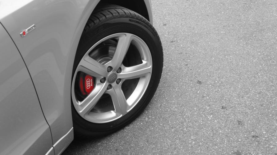 キャリパー塗装施工事例：アウディQ5　キャリパー塗装＆ローター塗装　COLOR：#1112 Racing red＆#052 Premium platinum silver IMG8_1429_lAQlLA_sub9.jpg