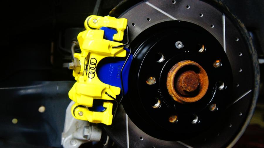 キャリパー塗装施工事例：アウディA３　キャリパー塗装＆ローター塗装　COLOR:#020 hawaiian passion yellow＆#1114 Deep coal black matte、ローター加工Type:DS４ IMG8_1465_f1R3GR_sub2.jpg