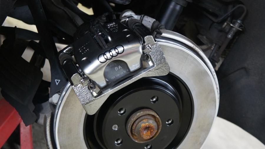 キャリパー塗装施工事例：アウディA７　キャリパー塗装＆ローター塗装　COLOR:#055 Super shining silver metal finish＆#005 Deep coal black IMG8_1494_xuieum_sub2.jpg