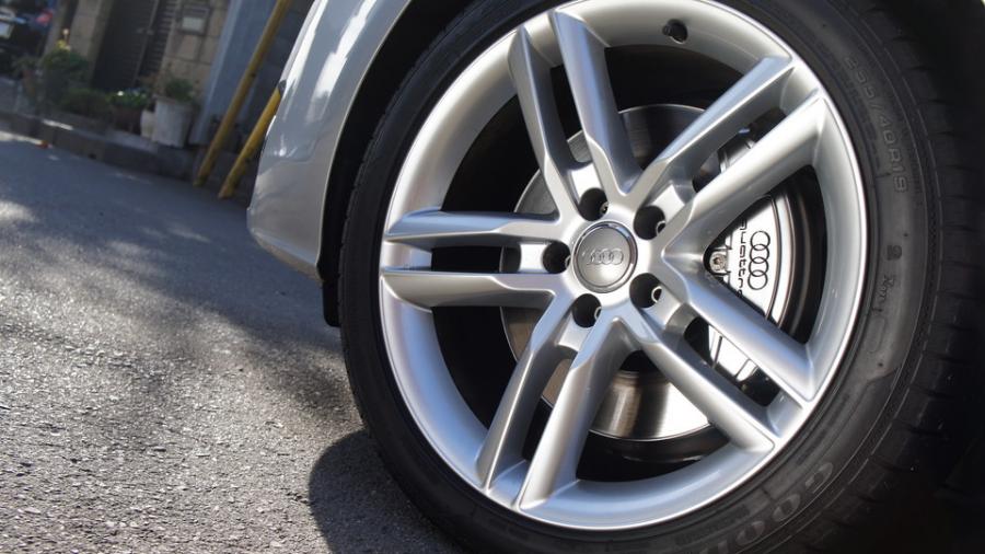 キャリパー塗装施工事例：アウディA７　キャリパー塗装＆ローター塗装　COLOR:#055 Super shining silver metal finish＆#005 Deep coal black IMG8_1494_xuieum_sub6.jpg